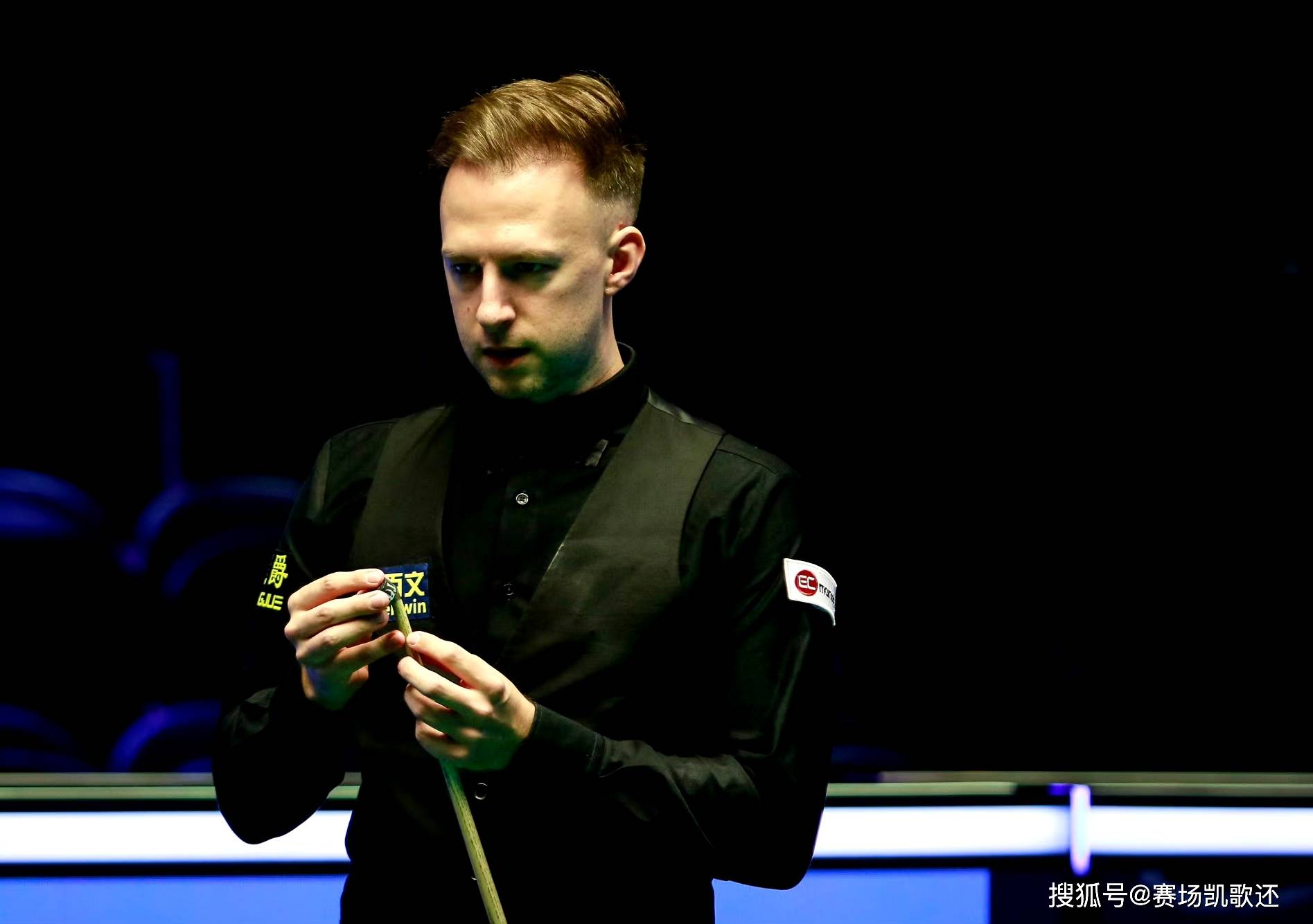 表现出了兴 表现出了兴